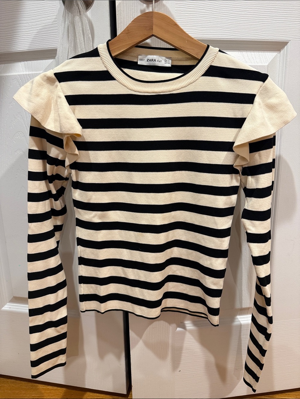 Zara Knit Black & Cream Striped Long-Sleeve Ruffle Shoulder Top Size S Women’s